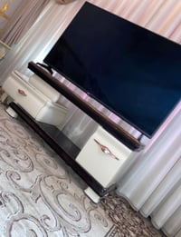 ميز تلفزيون حجمه ٥٥ بوصه مستعمل الميز فقط وليس التلفزيون   سعره 60 وبي...