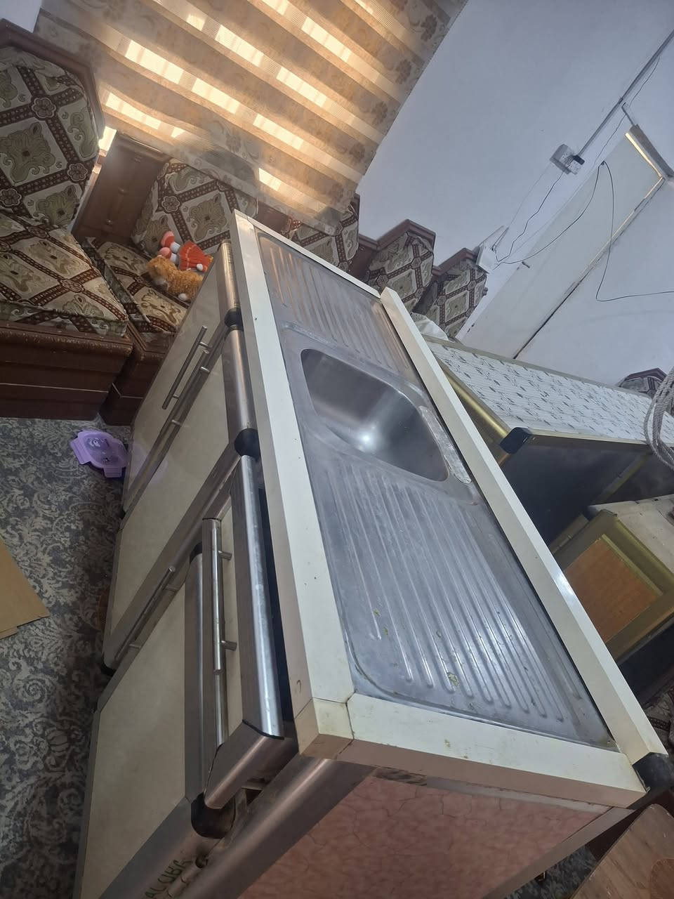 سلام عليكم كاونتر  3متر  نضيف للبيع ٣٠٠ الف والسنك هم نضيف كلش سعرة٨٥ الف للستفسار ***********  ***********
