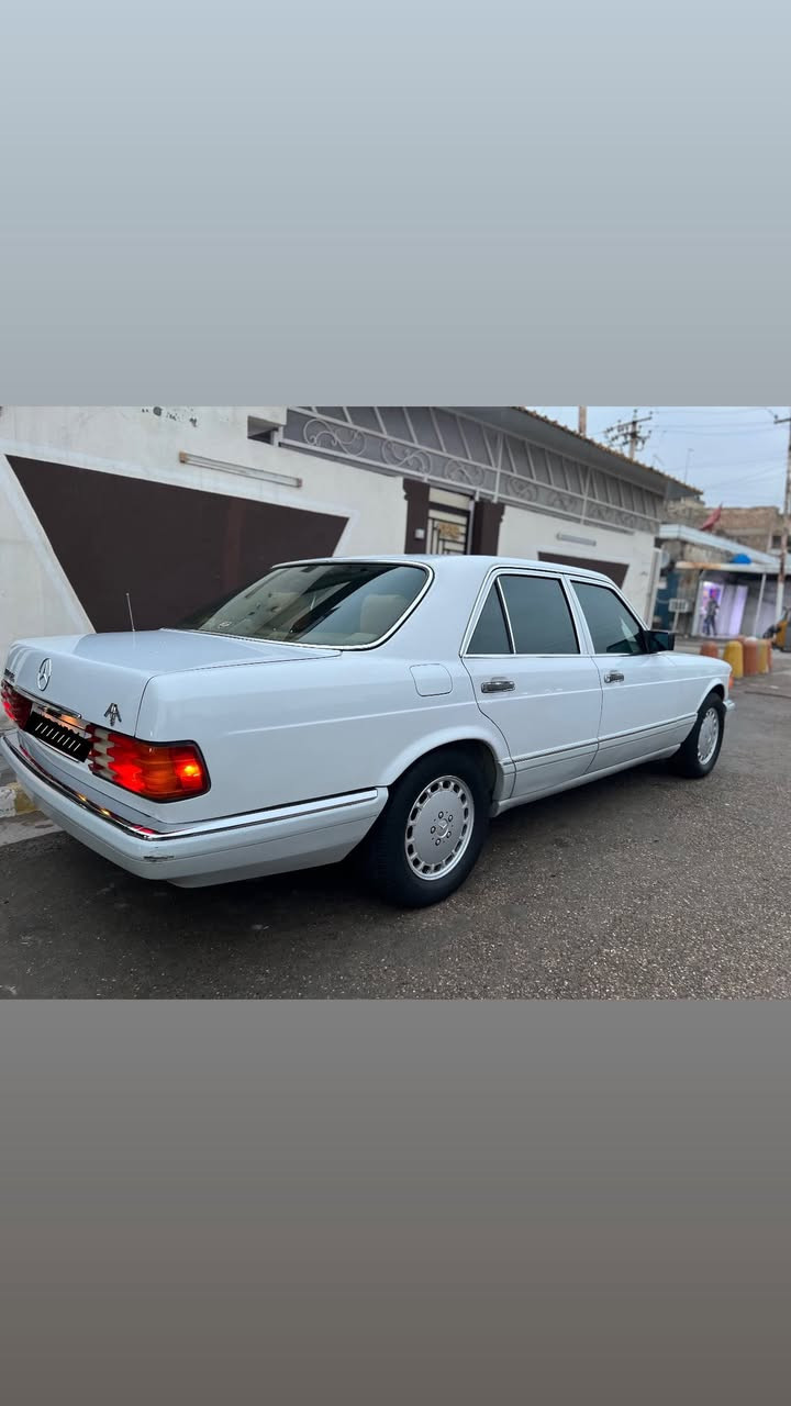 سلام عليكم 
مارسيدس 300SE رئاسي 
موديل 1991 أصل
بدون ضربة وحادث (بلادية) 
محرك 6 سلندر 
تبريد+تدفئة عل فحص شغال 100% 
كهربائيات كلها شغالة 
كير + محرك مكفولات (بلاديات) 
حدادية صدر السيارة مكفول من كلشي كله جديد وأصلي 
كشنات نفخ كهربائيات + ستيرن كهرباء 
تخم تاير جديد وأصلي
سلايت جام طگتين 
الغرفة اللون عسلي والبلادية مال شركة 
ملاحضة السيارة كلها بلادية اي شي تبديل مابيها 
السيارة كلشي متصرف عليها من الداخل والخارج 
سنوية بأسمي ثاني يوم تحويل 
رقم بغداد جديد + هزة جديدة 
مكان السيارة بغداد الحبيبية 
للأستفسار والسعر ***********
