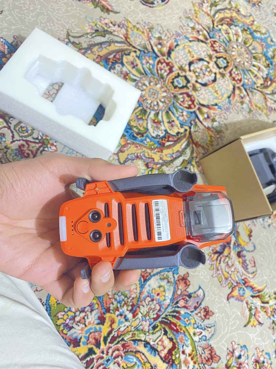 سلام عليكم شباب عدي طيارة شاومي فيمي مني 3. اريد اراوسها  اب طيارة دي جي اي مني تو او طي فرق 100 الف نظيفة جدإ شخط ما بيها 100‎%‎ النظافة او امطيريها فقط 3مرات فقط رام ما بيها كل الملحقات مال الشركة موجودة       الوزن: 245 جرام (لا تحتاج تصريح في معظم الدول).
• المستشعر: Sony CMOS بمقاس 1/2 بوصة بدقة 48 ميجابكسل.
• دقة الفيديو: 4K بمعدل 60 إطاراً في الثانية (4K @ 60fps).
• فتحة العدسة: f/1.6 (ممتازة للتصوير الليلي).
• مانع الاهتزاز: جيمبال ميكانيكي بـ 3 محاور (3-Axis Gimbal).
• مدة الطيران: 32 دقيقة (البطارية القياسية) / 37 دقيقة (بطارية Plus).
• المسافة والمدى: نظام نقل SoLink بمدى يصل إلى 9 كيلومترات.
• السرعة القصوى: 18 متر/ثانية (65 كم/ساعة).
• مقاومة الرياح: المستوى الخامس (Level 5).
• أنظمة الملاحة: GPS / GLONASS / Beidou / Galileo.
• الشحن: يدعم الشحن السريع بقوة 27 واط عبر منفذ USB-C.
• الذكاء الاصطناعي: معالج AI ISP لتقليل الضوضاء في التصوير الليلي بنسبة 400%.
• أوضاع التصوير: تتبع ذكي (Smart Tracking)، تصوير عمودي (Vertical Shooting)، وتصوير فاصل زمني (8K Time-lapse).


**إذا كنت صاحب هذا الإعلان وتريد حذفه لأي سبب، رجاءا أرسل رسالة إلى الدعم الفني**