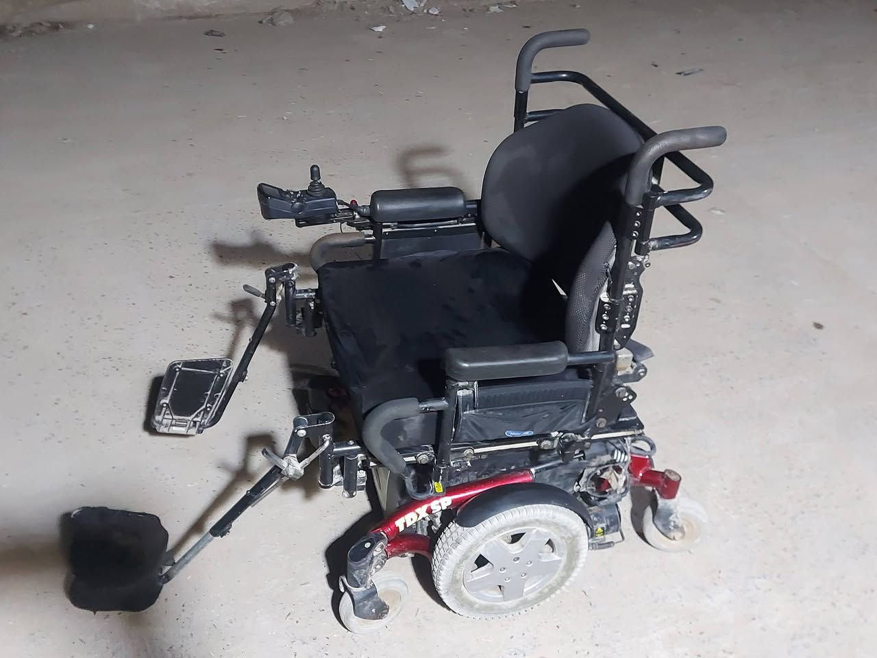 السلام عليكم ورحمة الله وبركاته
كرسي كهربائي لذوي الاحتياجات الخاصه
متانه عاليه جدا نظافه جيدةجدا بطاريات جديده
ملائم مع الشوارع الوعره كرسي واسع ومريح 
والكرسي طبي  لا يعمل تقرحات عند الجلوس الطويل
الشحن يدوم ٥ساعات 
الكرسي تحكم كهربائي ارتفاع ونزول
السعر 500الف
للاستفسار/***********

