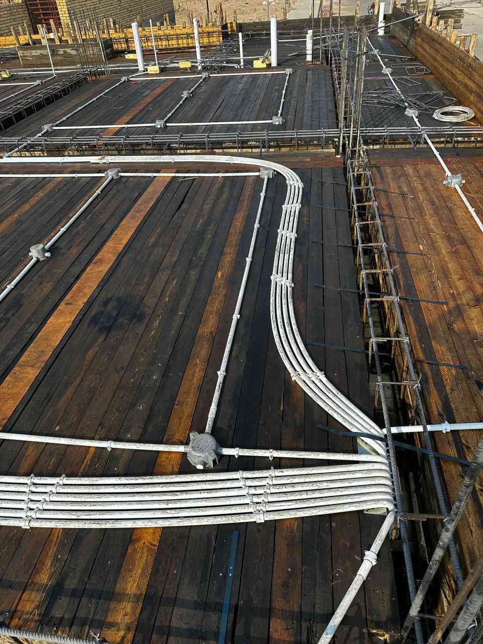 بســم اللــه الـرحمــن الـرحيــم. 

كــادر منتظــر الكهــربائــي متخصـص فــي كافـه ألتاسيسات. 

يحتــوي علـى.......... 

# منظومه كامرات مراقبه . 
# منظومه انترنيت. 
# منظومه مجمع ستلايت. 
# منظومه الايرث. 
# منظومه الفوتسيل اللاناره الخارجيه. 
# منظومه الحريق. 
# منظومه السماعات الداخليه. 
# منظومه درج ابيانو. 

اخــوكم منتــظر الكهربائــي للستفسار.... ***********
