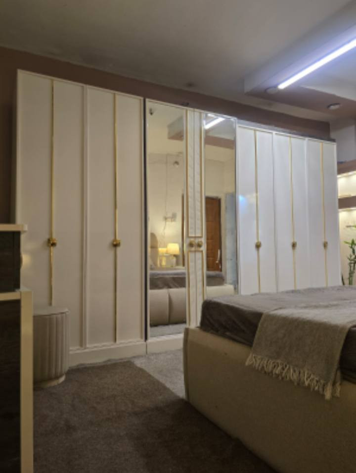 غرفة نوم تركية درجة اولى + ملحق اضافي مع الكنتور مستعملة من الشركة العالمية للاثاث
الخشب نوعيته قوي وثقيل مو مثل الغرف السوگيات
 7 ابواب نظام انارة داخلية بميز المرايا 
وتحتوي على مخزن هايدروليك داخل السرير
قفل حديد نظام برغي وچوي يعني متتأثر بالفتح والشد
 //تنفع للعرسان //
عنواني بغداد المشتل
للتواصل خاص


**إذا كنت صاحب هذا الإعلان وتريد حذفه لأي سبب، رجاءا أرسل رسالة إلى الدعم الفني**