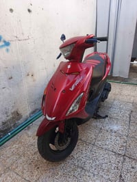 سوزوكي V100S • نضيفة • ترتيبات بسيطة
