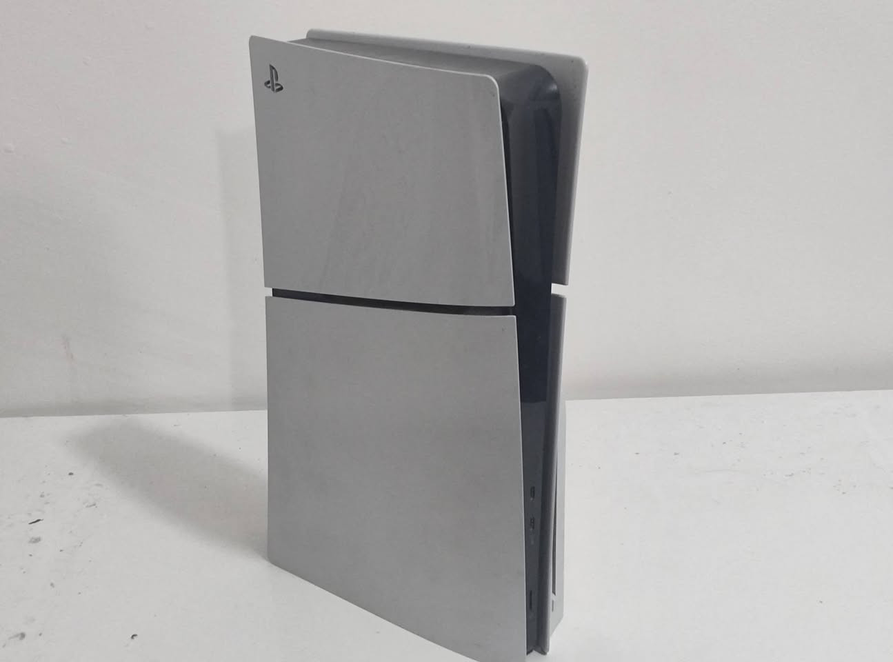 للبيع جهاز PS5 Slim نسخة أقراص (بحالة ممتازة جداً).
الملحقات المتوفرة:

يدتين تحكم أصلية (DualSense) شغالين

كارتونة الجهاز الرسمية مع كامل الكابلات الأصلية (باور + HDMI + شحن اليد) الاصلي.

حالة الجهاز: نظافة خارجية وداخلية 100%، غير مفتوح وغير مصلح نهائياً، أداء هادئ وبدون حرارة.

عنواني: البصرة. 

للاستفسار اكثر، خاص.

السعر: 780 الف


**إذا كنت صاحب هذا الإعلان وتريد حذفه لأي سبب، رجاءا أرسل رسالة إلى الدعم الفني**