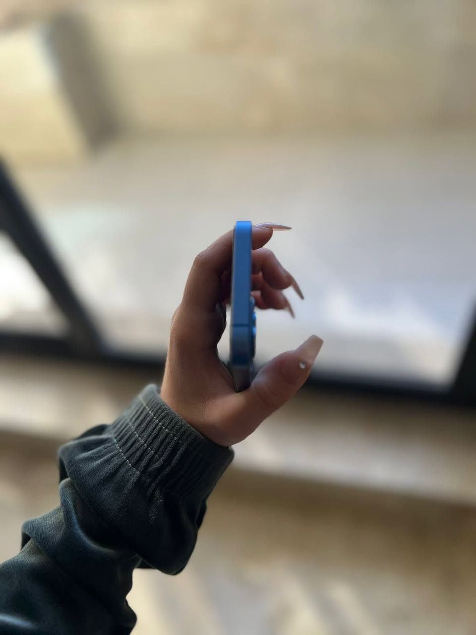 السلام وعليكم عدي ايفون 13 عادي لون مميز بطاريه 95 ذاكره 256 جهاز نضيف مع الكارتونه نضافه 100% زلغ شخط مابي مستعمل شهرين فقط استعمال ع ايد بنيه شابه وتر بروف تفحص وين متريد كله نورمال ممبدل اي شي جهاز آخو الجديد نموذج M الأصلي  العنوان بغداد السيديه الشرايه خاص واتساب ***********
السعر 500 وبي مجال بسيط
