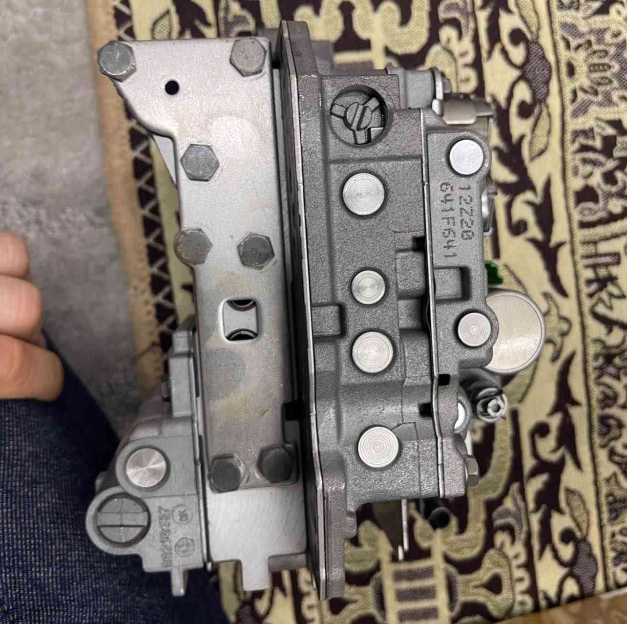 ‎هذا هو جسم الصمامات (Valve Body) الخاص بناقل الحركة (القير) الأوتوماتيكي، وهو بمثابة "العقل المدبر" الذي يتحكم في غيارات السيارة.
‎بناءً على العلامات الموجودة (مثل T12 و B5) وتصميم الحساسات (Solenoids)، يبدو أن هذا الجزء خاص بناقل حركة من تصنيع شركة أيسين (Aisin)، وتحديداً لموديلات تويوتا وليكسوس (مثل فئات U660E أو U760E)، وهي منتشرة في سيارات مثل كامري، راف فور، وأفالون. أربيل, العراق


**إذا كنت صاحب هذا الإعلان وتريد حذفه لأي سبب، رجاءا أرسل رسالة إلى الدعم الفني**