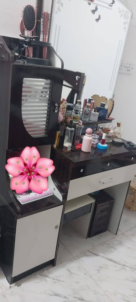 غرفه نوم 5قطع للبيع 200الف 
موجود كرد جوتيار 
***********
