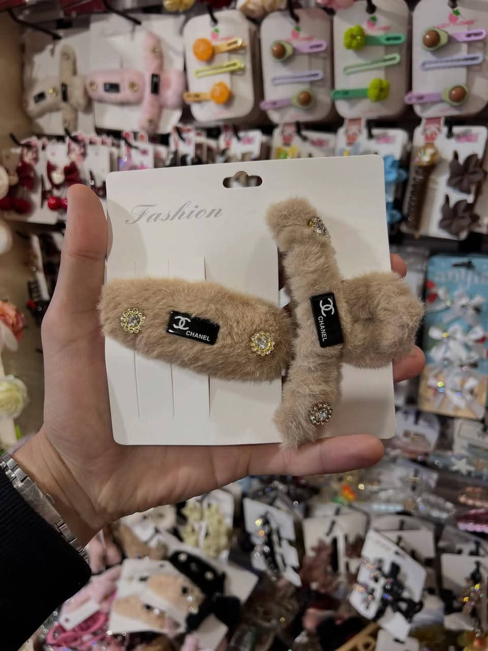 ✨ لمسة أناقة لشعرك ✨
تشكيلة مميزة من قراصات وطواكه الشعر بتصاميم عصرية وناعمة تضيف لمسة جمال لأي إطلالة. مصنوعة بخامات لطيفة على الشعر ومريحة للاستخدام اليومي، مناسبة للبنات والنساء.
🌸 ألوان متنوعة
🌸 تصاميم أنيقة وناعمة
🌸 مناسبة لكل الأوقات
اختاري ما يناسب ذوقك وكمّلي أناقتك بأجمل الإكسسوارات 💖


**إذا كنت صاحب هذا الإعلان وتريد حذفه لأي سبب، رجاءا أرسل رسالة إلى الدعم الفني**