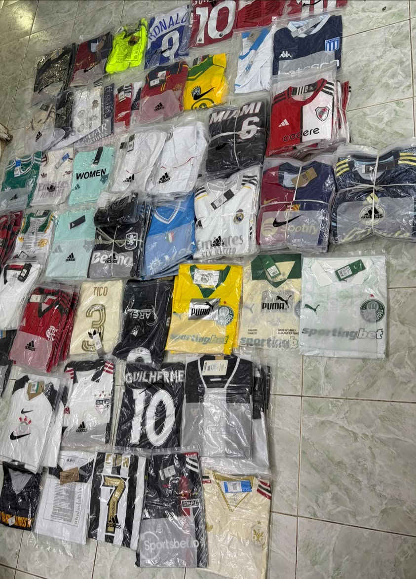 اخوان شلعة دريسات 
١٤٥ قطعه 
بيهن سيت اطفال يجي كامل فانيلا وشورت 
وليهن سيت كرة سله 
وبيهن سيت بس شورت 
واغلب القطع مميزه واساطير وانديه معروفه 
البيع للكل سوه شلعه وحده وموجود فديو توضيح الهن


**إذا كنت صاحب هذا الإعلان وتريد حذفه لأي سبب، رجاءا أرسل رسالة إلى الدعم الفني**