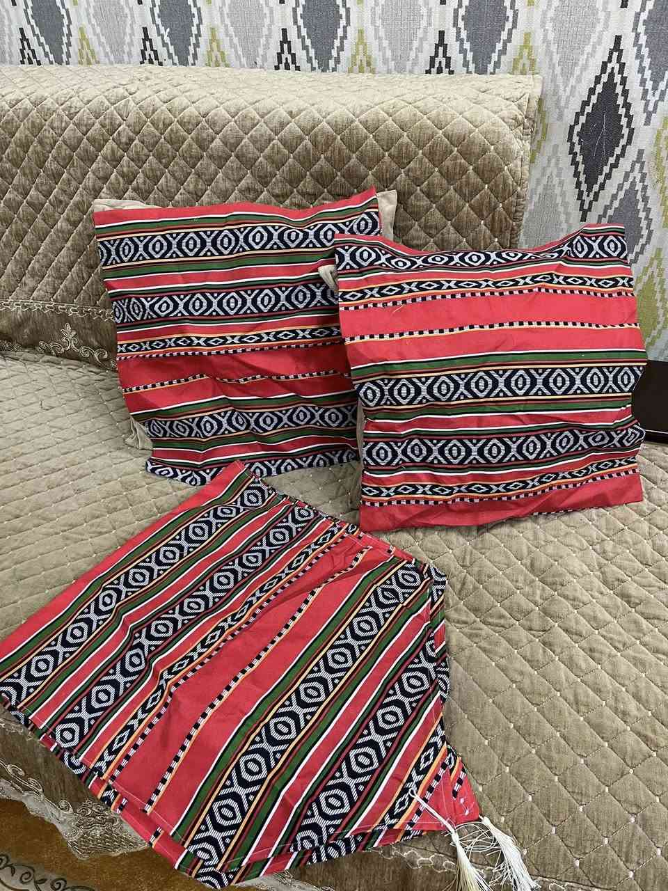 المفرش مع ٦ وجوه كوشات العرض متر ونص والطول مترينب١٥٠٠٠ ألف مع التوصيل لكل محافظات العراق نوع الاقمشه جاكار وبدوي وهمايون ثقيل للحجز وات ساب ***********
