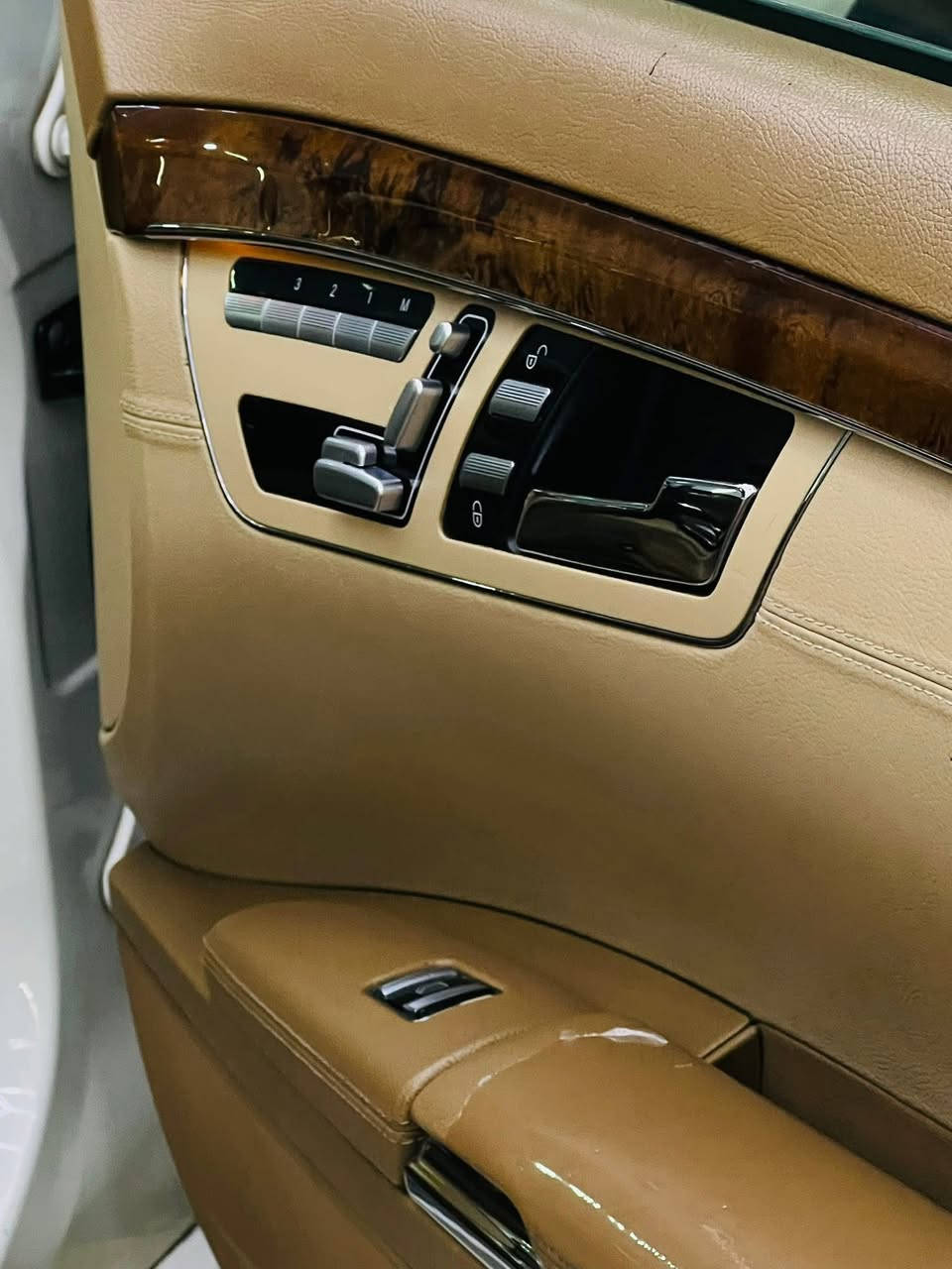 السلام عليكم
مارسيدس S350 2008 
محدث ٢٠١٣ 
رقم بغداد بأسمي شخصيأ 
فول بنوراما 1/1 مكينه 6 سلندر ما مفتوحه
اناره داخليه متغيرته اللوان 
كير جديد وارد ياباني 

مكينه  مامفتوحه شرط (بيه صوت فقط من تشغلها الصبح ) ويختفي بعدها 

حداديه كامله امامي خلفي   
منضومه بانزين كله جديد ( فلتر / فيت بم/ بخاخات)
حجر بيىة جديد 
تخم تاير كله بشرط 
لايت تخم جديد حاويه
تخم ويل شرط جديد حجم ٢٠
كلشي بلسياره اصلي وعلى وضع الشركه 
داخل قرميدي خليجي جنطه شفط 
مواصفاته غني عن التعريف 
السعر ١٨٢ وبيه مجال بسيط 
السونار مرفق
***********

 بيه بارد كد اقل الشبر بخشم الجاملغ الامامي
