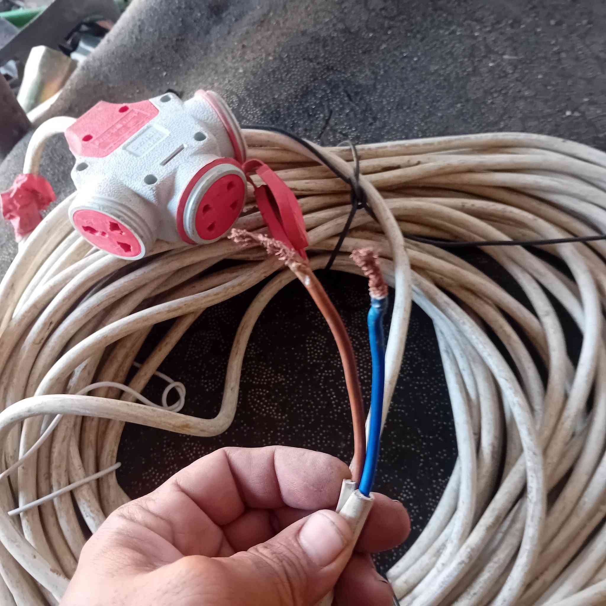 السلام عليكم كيبل نضيف مسويه سيار ٤×٢شعري طول ٣٥ متر بغداد الجديده ***********
