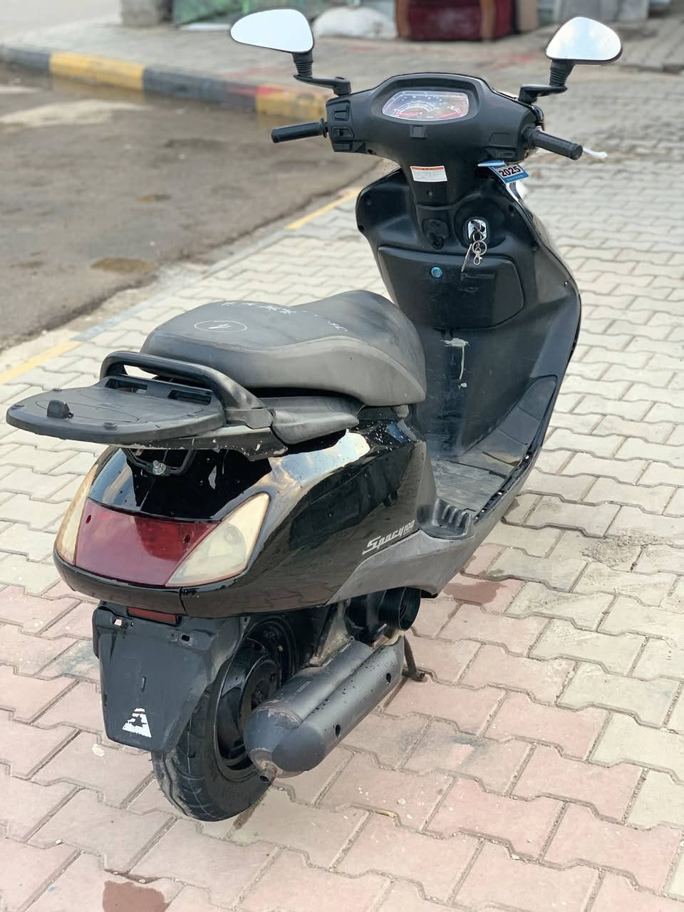 السلام عليكم سبيسي ياباني نظيفة وحلوه كهربائيات كلها شغاله سلف هندر كيلو متر طوافه بانزين قفل جنطه قفل ستيرن دراجه اول فتحه له رايمر كل نقص مابيها 

العنوان كوت داموك شارع الطشاش 
الهاتف ***********
