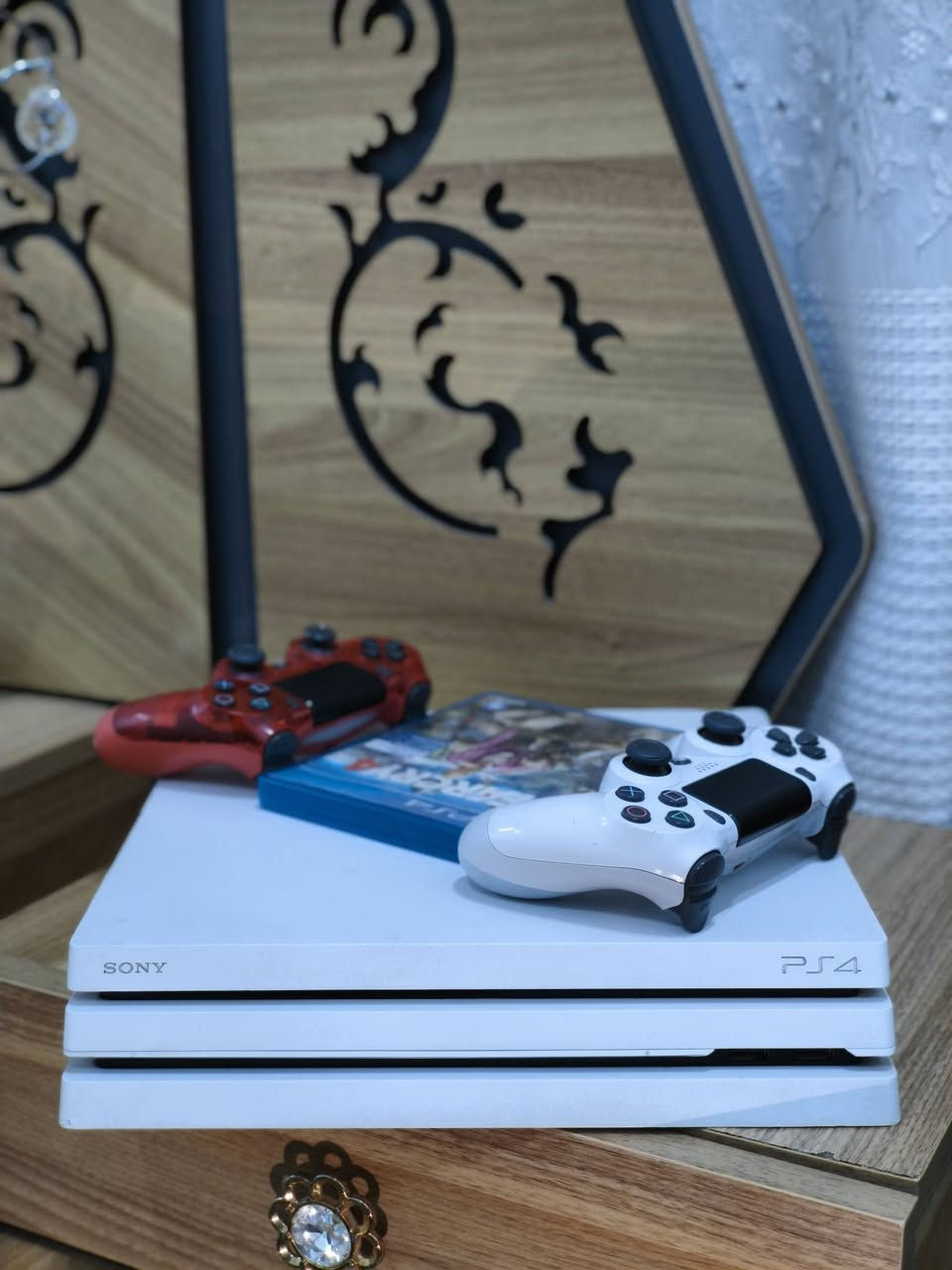 للبيع جهاز بلي فور برو واحد تيرا اون لاين ، الجهاز نظيف كلش و على الظمان مع كامل ملحقاته و وياه يدات ثنين و لعبه الجهاز تجي تفحصه بالبيت و تشوف نظافته بعينك الجهاز ما مفتوح و بحاله كلش ممتازه السعر ب 325 قفل المكان بغداد الدوره و هذا رقمي ***********
