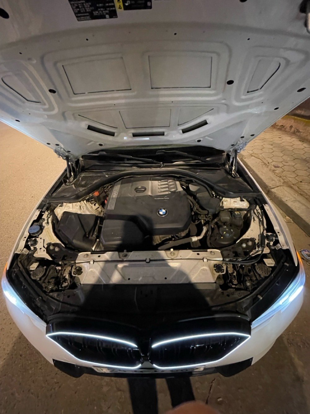 � الماركة / الموديل: BMW 330i
🔹 السنة: [22]
🔹 السعر المطلوب: [245] (قابل للتفاوض المعقول)
🔹 الممشى: [100,690 km] كم
🔹 نوع الوقود: بنزين
🔹 المحرك: 2.0 لتر تربو (أداء ممتاز واقتصاد جيد)
🔹 ناقل الحركة: أوتوماتيك
🔹 اللون الخارجي ابيض / الداخلي: [مشمشي]

✨ الحالة والمميزات:
✔️ السيارة بصيانة دورية منتظمة
✔️ حالة المحرك والجير ممتازة
✔️ بدون حوادث (أو اذكر إن كان هناك أي حادث بسيط)
✔️ جميع الخدمات والفحوصات متوفرة
✔️ [مثلاً: فتحة سقف / حساسات خلفية / كاميرا / شاشة / جلد / بلوتوث 
سيارة صفر مسج سياره رقم دهوك بسمي
الرقم ***********