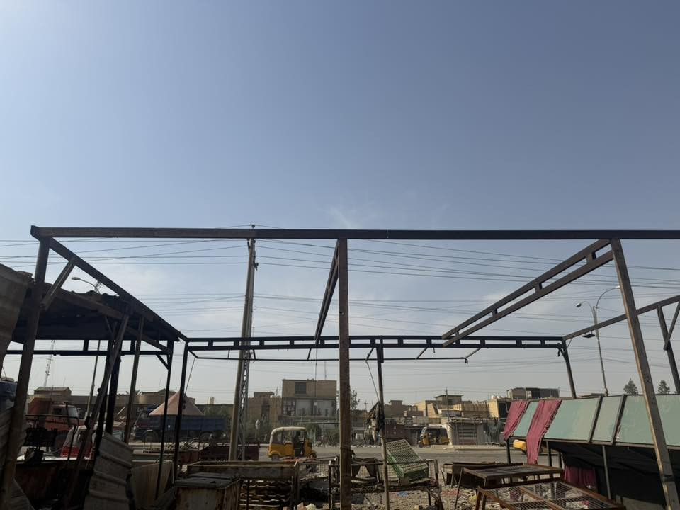 سلام عليكم قمريه و سندويش للبيع الطول ٨  العرض ٦ الرجلين بواري شغل درجه اولى كله جسور سندويج نضيف مزرف بس من الصفاح وبنص شي قليل ***********
