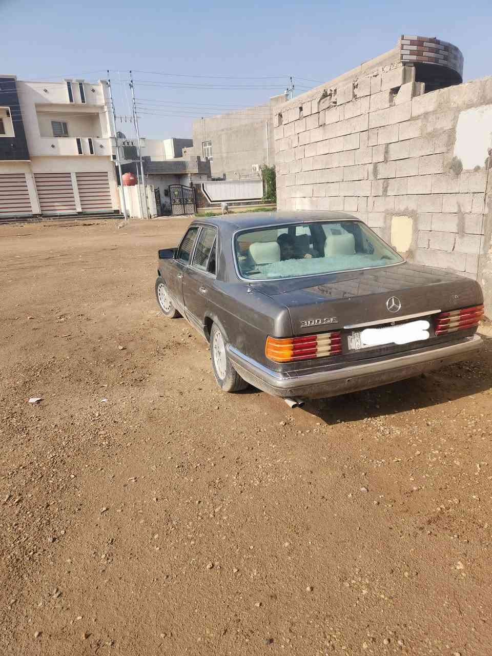 السلام عليكم مارسيدس جامبو رئاسي موديل ١٩٨٩باسمي رقم انبار انكليزي جديد محورمحرك ياباني. ٣٠٠٠ محرك كير خير من الله كهربائيات كلها شغاله لون رصاصي رمادي كشرها موضح بالصورقواعد دبل بلاديه السياره كاعده وغرفتها ٧٠%موجوده بالرمادي السعر55$بيع اومراوس بسياره أغلى اوفرق   موبايل ***********
