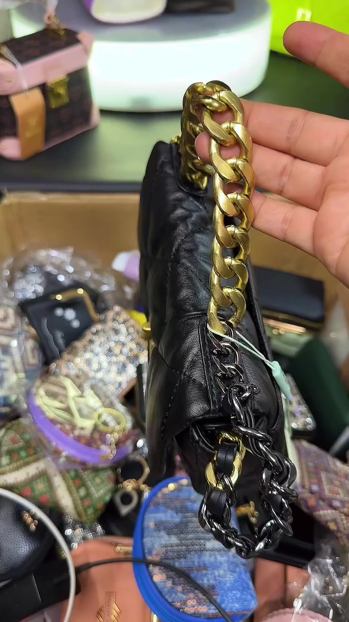 #جنطة  #جنط  #حقائب  #جديدنا__لاينتهي  #عراقيات  #ستايل


**إذا كنت صاحب هذا الإعلان وتريد حذفه لأي سبب، رجاءا أرسل رسالة إلى الدعم الفني**