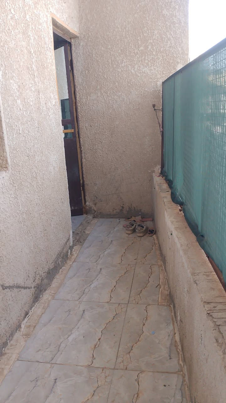 ياالله اللهم صلى على محمدوال محمد..سلام عليكم دارللبيع مساحه100متر...5×20 ملك زراعي سند25 .مربع الاول.البيت طابقين معزول بناء بلوك كهرباء ماء مجاري .الطابق الارضي. طرمه+ استقبال +مطبخ+ خدمات +غرفة نوم +ترك + يحتاج تبديل سيراميك الارضيه فقط فقط الطابق الثاني درج خارجي معزول استقبال+ غرفة نوم اطفال مطبخ .خدمات +غرفة نوم .بيتونه بيه خزن +سطحين .العنوان سريدات المربع الاول شارع ابوعناد بيع مستعجل 
السعر 107.شراي اخليك على راسي .الهاتف***********.واتس اب ماسنجر
