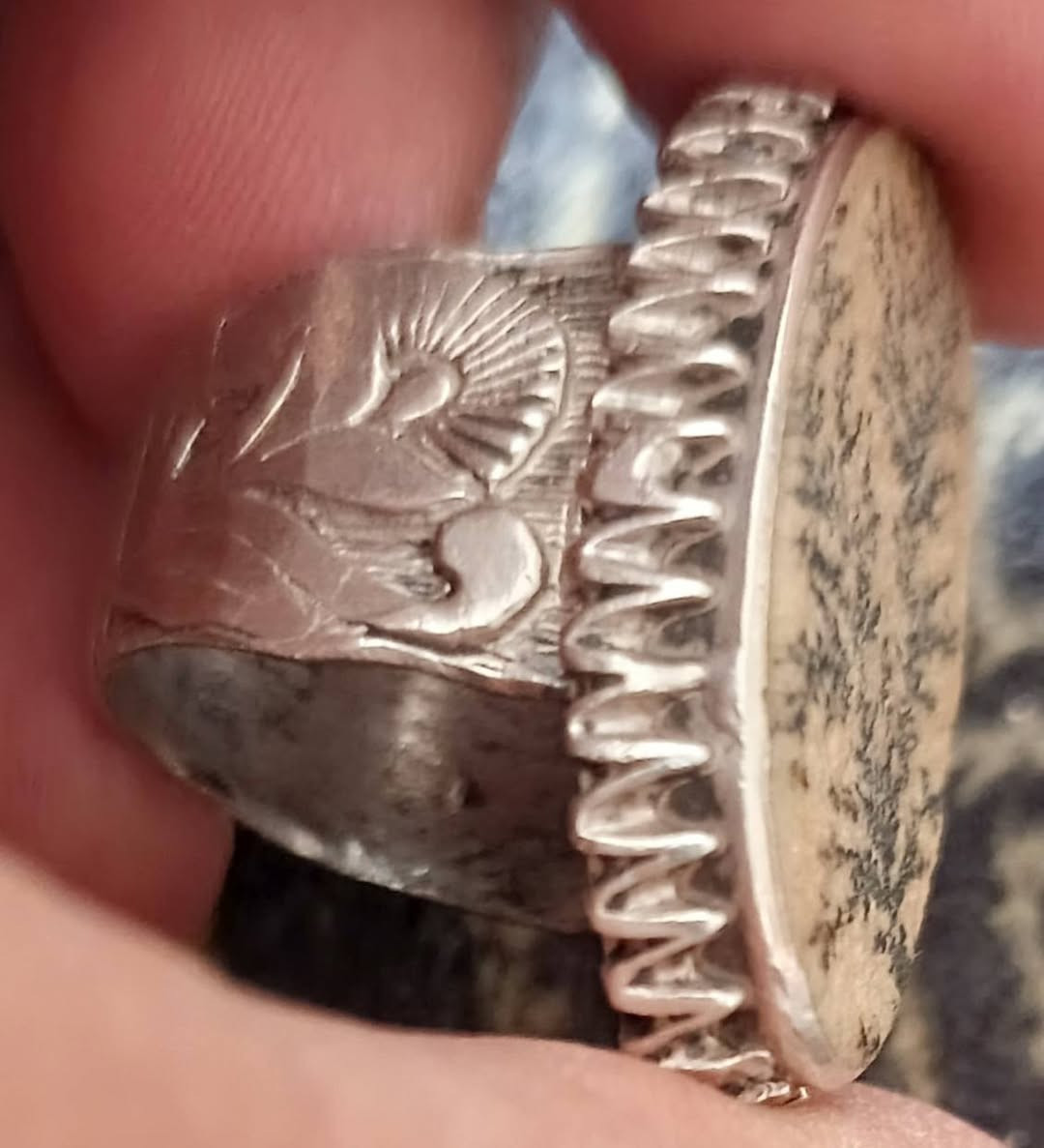 خاتم للبيع ما مجروخ صياغه ثقيله يوجد توصيل لجميع المحافظات حجم راهي ***********
