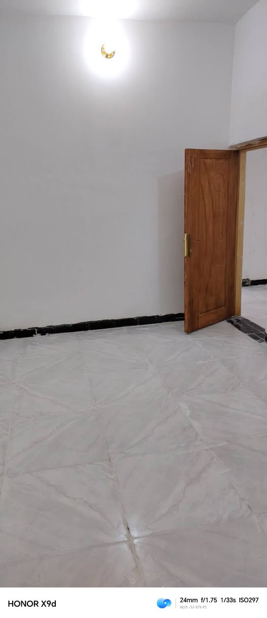 بيت للبيع مساحه 135  يرهم اقصاد بمقدمه فوك ال15
اساس صب بناء بلوك سقف عگاده 
يحتوى الدار على غرفتين وصاله ومطبخ واستقبال مغاسل داخليه و خارجيه 
(ملاحظه الاستقبال بعده هيكل  )
الموقع قرب المستشفئ الجديده يم ملعب قاسم بضبط خدمات كامله
 للتواصل الاتصال على الرقم ***********أو مراسلة  واتساب متوفر
