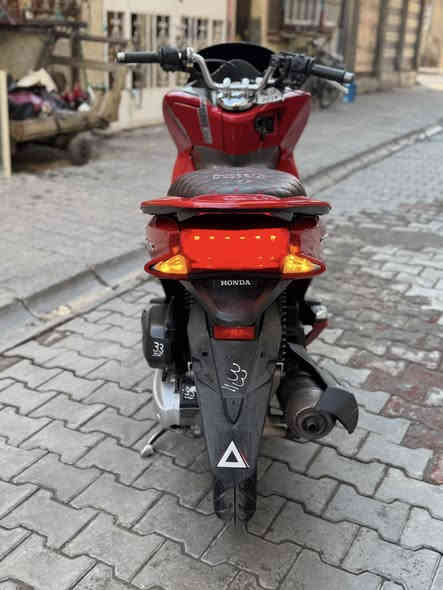 للبيع دراجه pcx جيل ثاني 2018 دراجه جديده مال رمبه مكفوله مكينه150 ناعمه كفرات اصليه شلعه معدل خير من الله ماشيه 25 الف  دراجه تتعب تكول جديده مال بيت الله شاهد خطين نوزل ستان كهربائي حساس ازدحام كله شغال مكان بغداد الكرخ السعر مليون و450 وبيهه مجال والاستفسار الاتصال ***********
