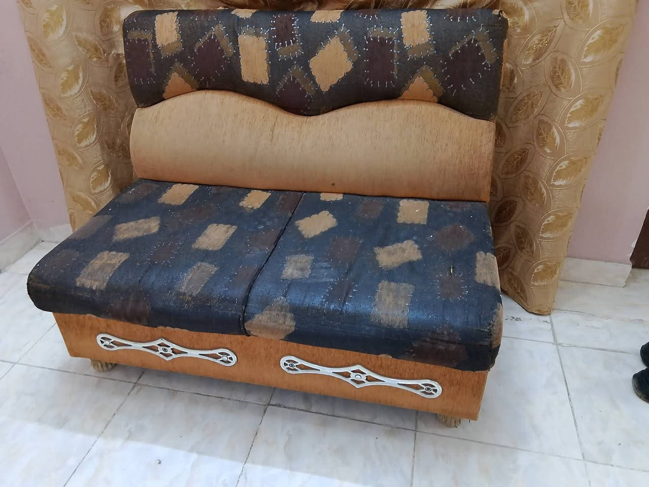 ديوان 14 متر خشب عراقي 
السعر 225 الف و بي مجال قليل 
***********
