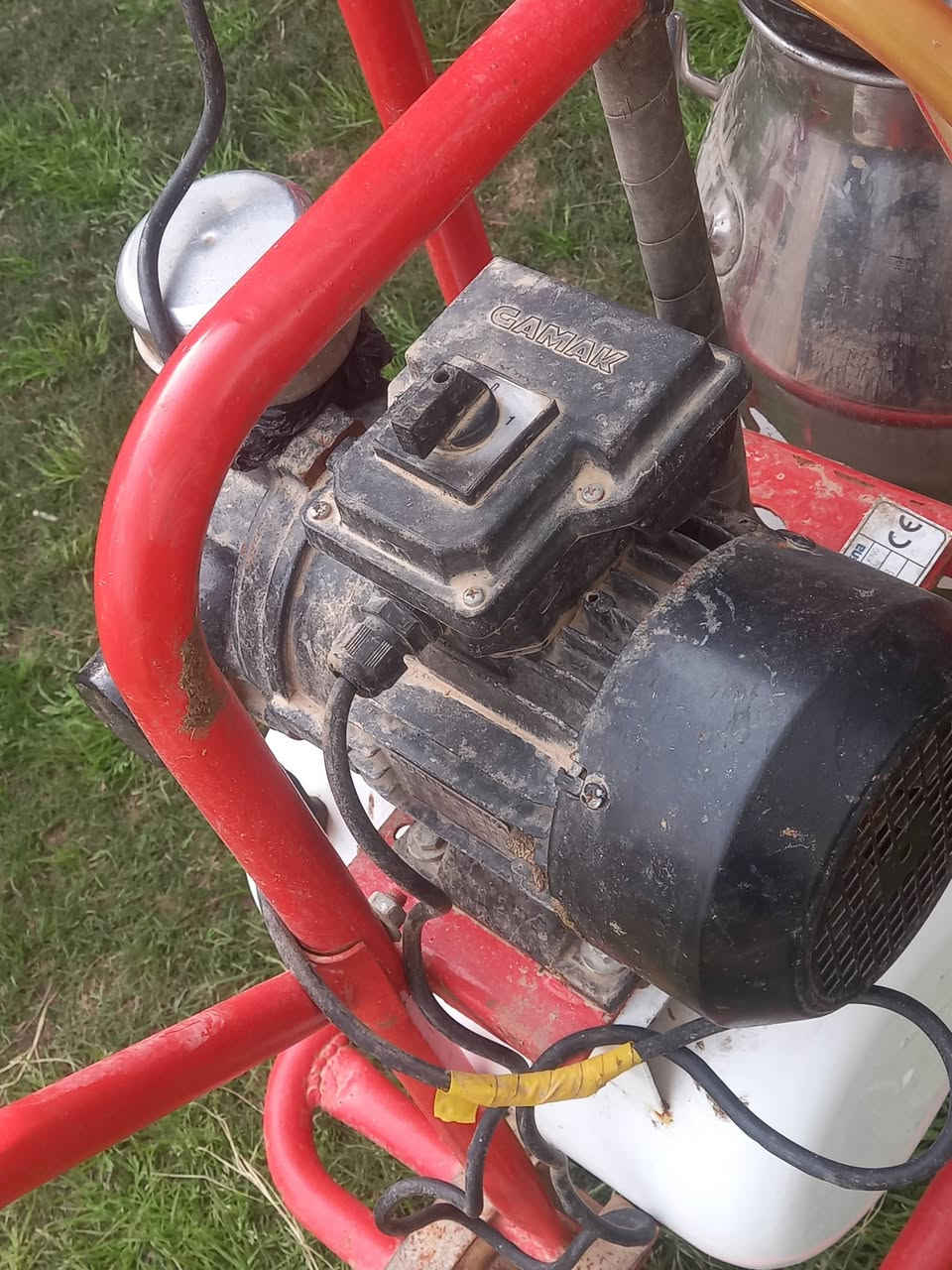 آلت حلب الابقار كهربائيه تركيا الصنع مكاني الموصل برطله السعر اتصل ***********
