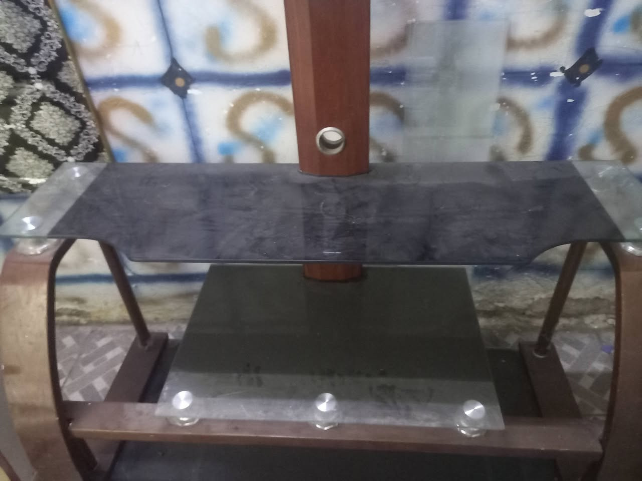 اخوان عندي ٤ من هاذ الكراسي واعندي همينه سنك كامل   وعندي ميز تلفزيون كلهن ب ١٠٠ مكاني شارع فلسطين ***********
