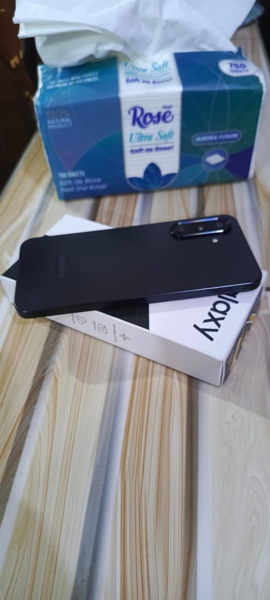 سامسونك A17 مستخدم حيل قليل قبل سبوعين ماخذه بس احتاجيت مبلغ
ب ١٨٠ 
*********** العبيدي
