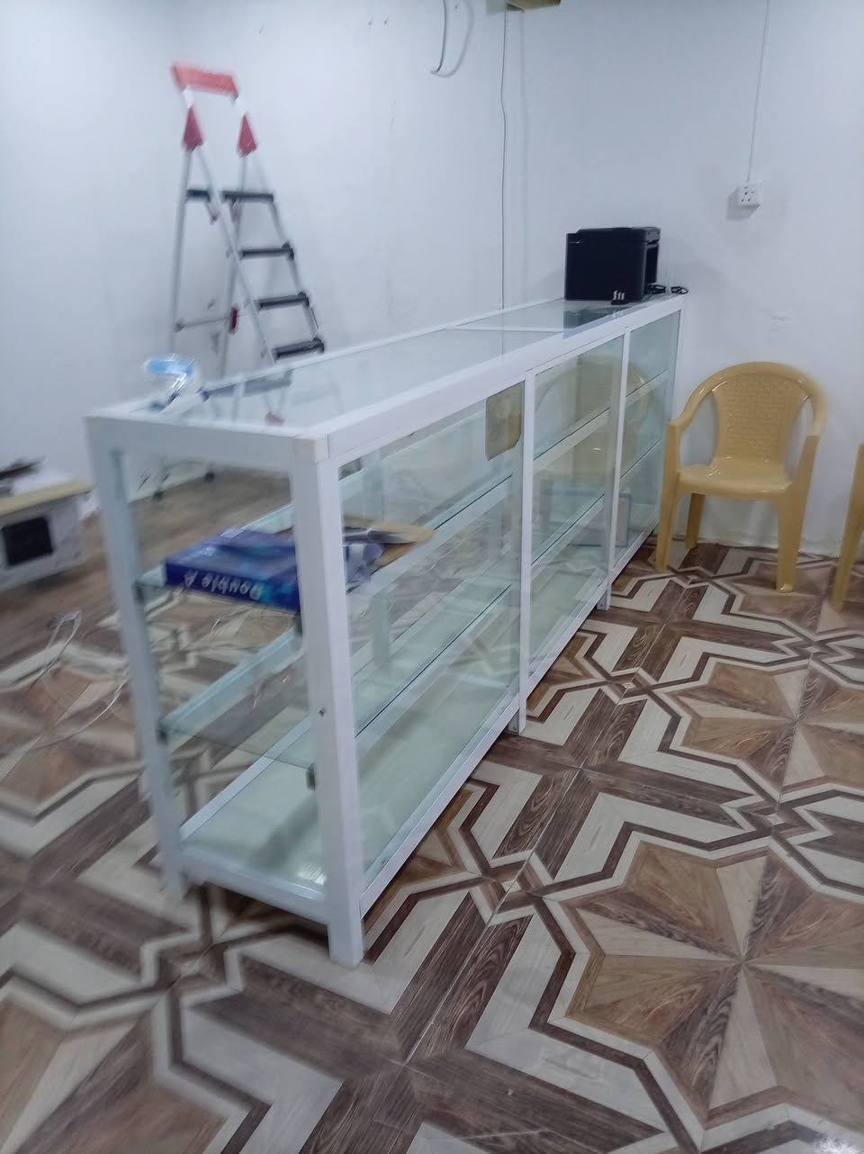 عندي ميز محل السعر  400الف بي مجال اتصال هذا رقم ***********
