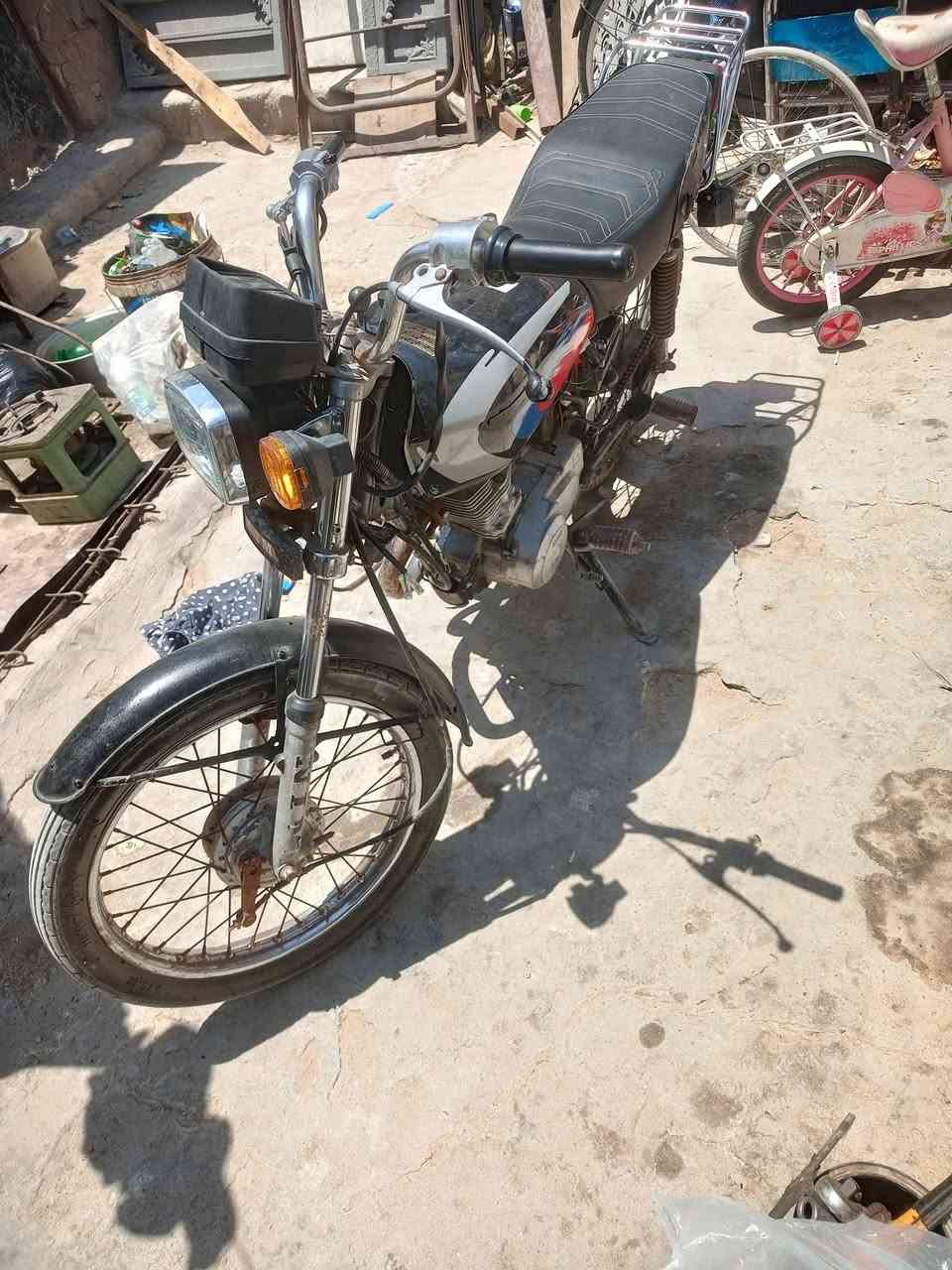 السلام عليكم دراجه اوراقها ضايعه دراجه نظيفه ما ناقصها شي ماكينتها ناعمه سعرها 350 بها مجال المكان البصره رقم التلفون ***********
