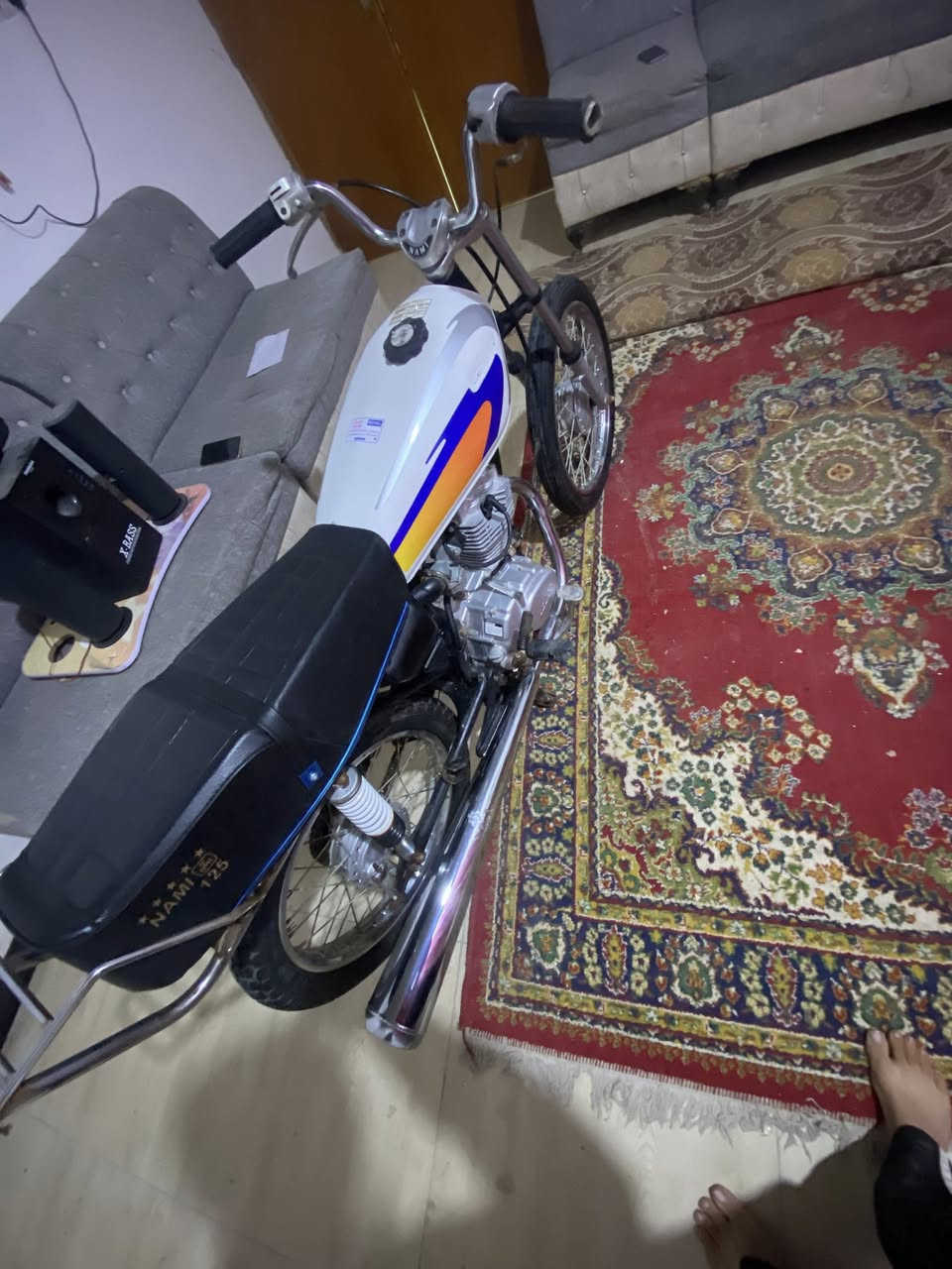 سلام وعليكم اخوان دراجه ادوات للبيع مديل ٢٣كفاله محرك برغي ما مفتوح خير من الله بس صفحت المغنطه طايح لونها نفس ما تشوف بصوره ماعليها اي شكال موجوده بسوك ب١٥الف عنواني بصره جزيره شط العرب سعر ٤٥٠قفل  رقمي ***********
