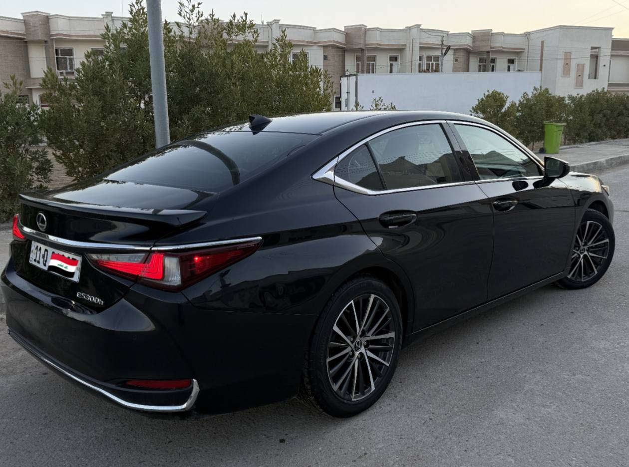 السلام عليكم شباب للبيع لكزس   ES 300 هايبرد موديل 2023
لون اسود داخل جملي 
معروفه مواصفاتها ما يحتاج اشرح
السياره بيها قطعتين صبغ جاملغ خلفي و باب بدون ايرباك بجم كبس 
السياره ماشيه 76 الف
رقم بغداد تحويل مباشر  
السعر 280 وبيها مجال
مكان السيارة الأنبار فلوجة
رقم الهاتف ***********
