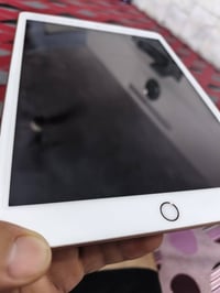 ايباد ٨ • ٣٢ جيجا • شاحن وكيبل اصلي