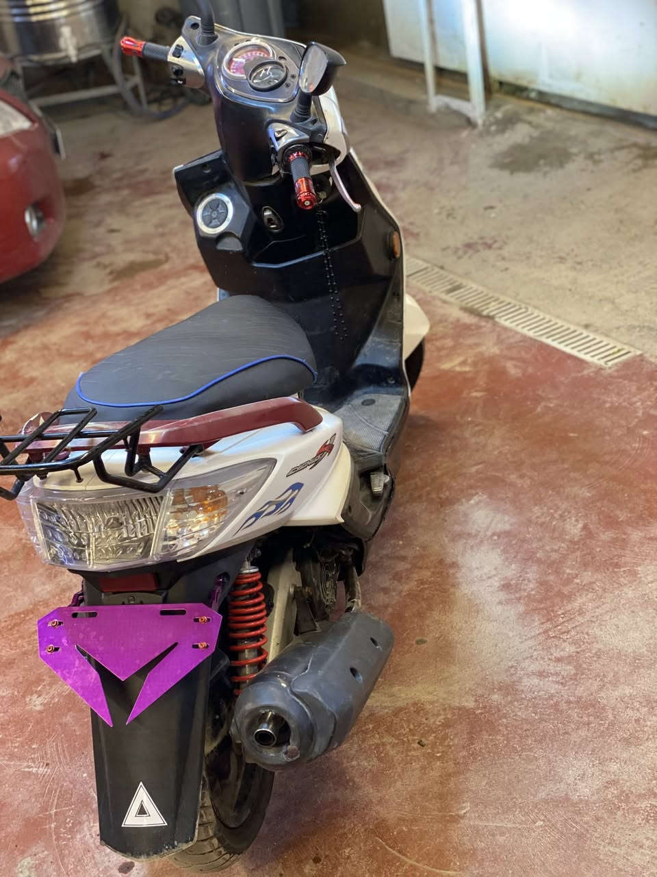 السلام عليكم
من رخصه الادمن . سكنس فحل كوري طلاعات 
 نوزل خطين 
كهربائيات كله شغاله ⚡️
دراجه صاروخ 🚀
مكينه بلادي خرسه
صالنصه رياضي
كلجات رياضي
لسعر 750🛵
اي نقص بابيها 
تايرات جدد
نكره سلف هندر
العنوان - بغداد /الجزيرة بغداد السياحية 
الشراي يتصل
***********
