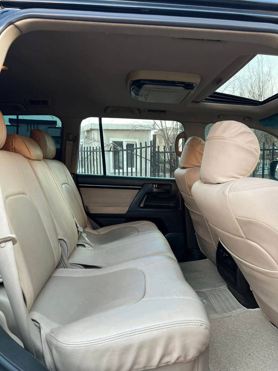 كوردى 
لاندکرۆز GXR 
مۆدێل  / ٢٠١٠ شکل کامل کراوە بە مۆدێل ٢٠١٥ 
مواصفات سلايت شغال 
رۆیشتن / ١٧٢ هەزار کم 
رەقەم هەولێر سەنەوی نوێ 
مەکینە v6 
سبوغ تەنها نیو دەرگای سبوغ 
سەقفی کالبونەوەی هەیە 
بێ ناوگرتن بێ ئێڕباگ 
١٠ وەرەقە غەڕامەی لەسەرە 
پاش مامەڵە وەردەگریەوە

نرخ  ٢٧٧ $ وەرەقە

بۆ پەیوەندی***********

عربي 

لاندكروز . جيكسارا 
موديل 2010 محدث 2015 
مواصفات سلايت شغال
ماشي / 172 الف كم 
رقم أربيل سنوية جديد 
محرك V6 
صبغ فقط نص باب سائق 
بدون دواخل بدون ايرباك 
قمارة شوية بي جراد 

غرامة 10 ورقة عليها بعد المعاملة نرجع لك 

سعر ٢٧٧ $ 
للاتصال  *********** السليمانية, العراق
