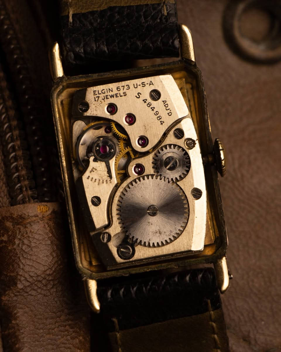 1940-1950 VINTAGE  𝔈𝔩𝔤𝔦𝔫 ART DECO AMERICAN
 WATCH USA .
من حقبه الأربعينات إلى حقبة الخمسينات من القرن العشرين تم إنتاج هذه التحفه الفريده من شركه إليجن العريقه بتصميم آرت ديكو مميز 
تناسب الذوق الرفيع لكلا الجنسين ومغلفه بالذهب عيار 10 قيراط 

🕓 تصميم آرت ديكو مميز بقطر يونيسيكس مناسب لكلا الجنسين 

🕓 ميناء بيضاء ( dail ) بأرقام كلاسيكيه مغلفه ذهب عيار 10k

🕓 عقارب ناعمه ذهبيه شكل (stik) مع سنتر ثواني منفصل على الرقم6

🕓 ماكنه نصب تكويك مستطيله 17 جوهره تعمل بنظام التعبئة اليدوية 

🕓  عيار الحركهUSA 673 من انتاج شركه إليجن مع ضبط وتعديل وضعيات 
الحركه (Adjusted) اي بمعنى الساعه من الإصدارات العاليه لهذه الشركه
🕓 الرقم المرجعي S 484984

🕓 سير جلد طبيعي أصلي اوربي مستبدل بلون اسود من براند كرستيان ديور
🕓 جميع القطع المتوفرة اصليه فنتج مع ضمان جوده الوقت
🕓لا نتعامل بالكوبي والمجدد 
🕓 خدمة التوصيل متوفره لجميع محافظات العراق 

 #carlowatch #ساعات_رجاليه
#vintagewatch #elgin #watch


**إذا كنت صاحب هذا الإعلان وتريد حذفه لأي سبب، رجاءا أرسل رسالة إلى الدعم الفني**