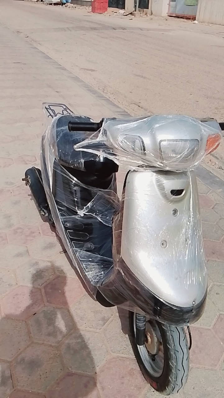 السلام عليكم دراجه بطه للبيع دبل سكليتر دراجه حلوه او نضيفه ...  اشايرهورن سلف  قفل جنطه لايت امامي.. سلف نكره وحده تشتغل  مكينه ناعمه خرسه  صوت ما بيه تاخذه تترحملي  تجي او تشوف ابعينك.. المكان النجف حي ابو طالب الستفسار الرقم ***********او تتواصل وياي على الفيس..  السعر 275او بيها مجال او شوف فيديو على نعومت الدراجه الي امصوره تجي جيب مصلح وياك او افحص...  او بلـ خدمه 🌹🌹
