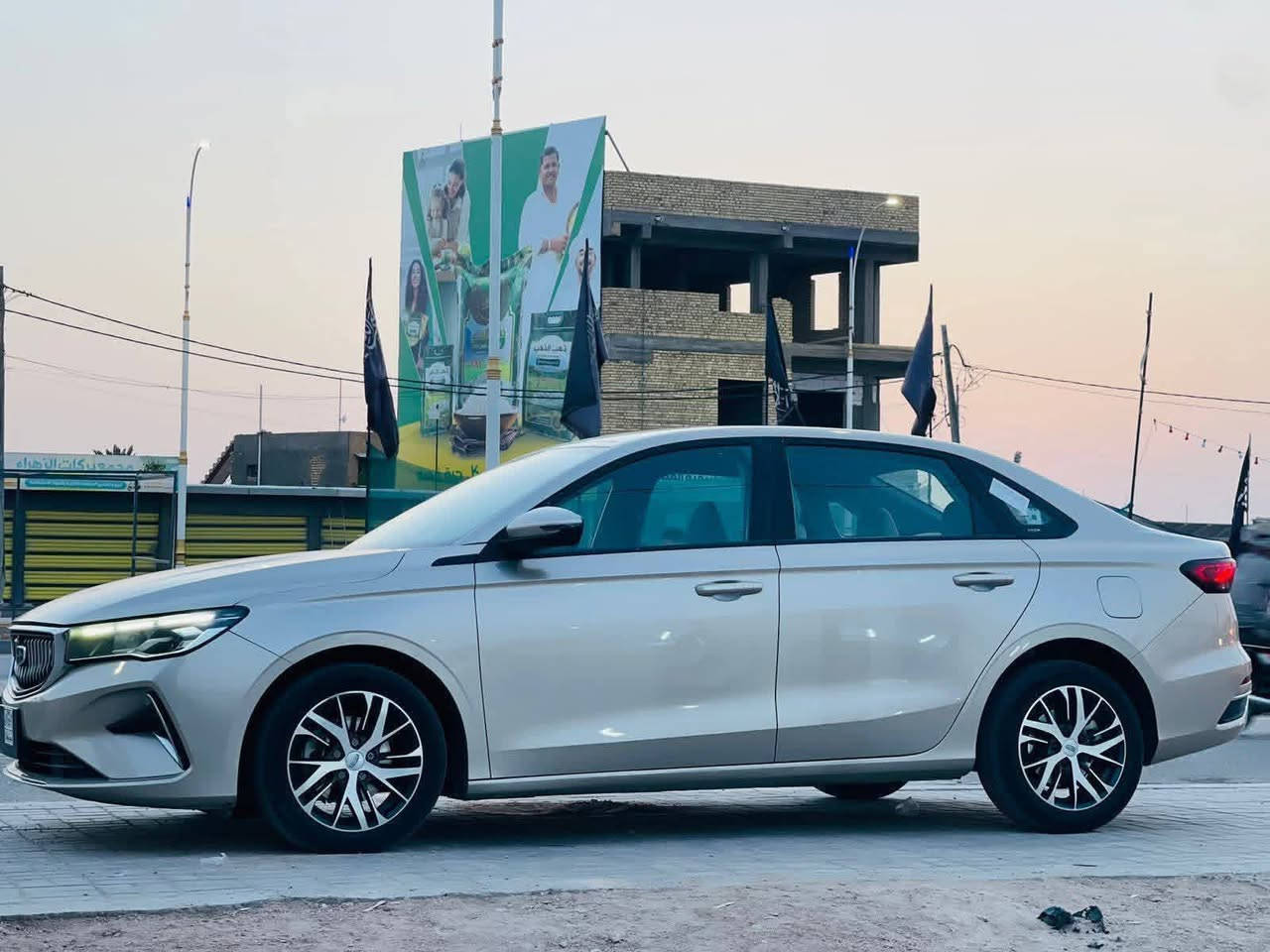 السلام عليكم. 

جيلي ام كراند. مديل 2023 

ذهبي فول مواصفات بصمه تحكم ستيرن حداديه مكينه كير تخم تاير جديد تبريد قطعتين 
مع ثلاث انضمه 
 سبورت. ايكوو وضع المريح 
سياره حره رادار امامي خلفي 
حساسات اماميه خلفيه 
لد امامي 
السعر 80.وبيها مجال لشراي 

الاستفسار. .***********

مكان سماوه المركز.
