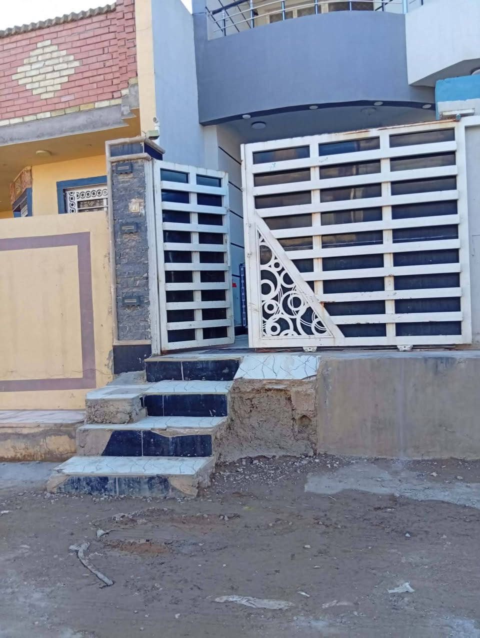 🏠 دار للبيع في المفرق:
- طابقين:
    - الأول: غرفة نوم، استقبال، صالة، مطبخ، حمام
    - الثاني: غرفتين، صالة، حمام
- الأرضية: كرانيت ناشف فول مواصفات
- السند: طابو زراعي، سند 25
- المساحة: 125 متر
- السعر: 85 مليون، بيه مجال

للاستفسار: *********** أو ***********
