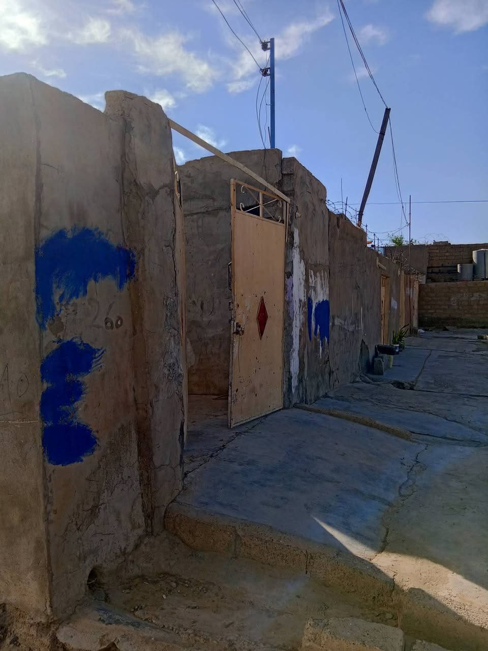 بيت للبيع ركن .. قرب بيت جاسم زنكنه القديم 
او خلف مدرسة الاماني 
خدمات كامل مكمل 
المساحة الكلية 152 متر 
البناء الحالي 120 متر 
واجهة 6 متر 
سقف البيت سندويچ 
بناء قديم.
السعر 24 مليون بي مجال قليل للشراي
***********
