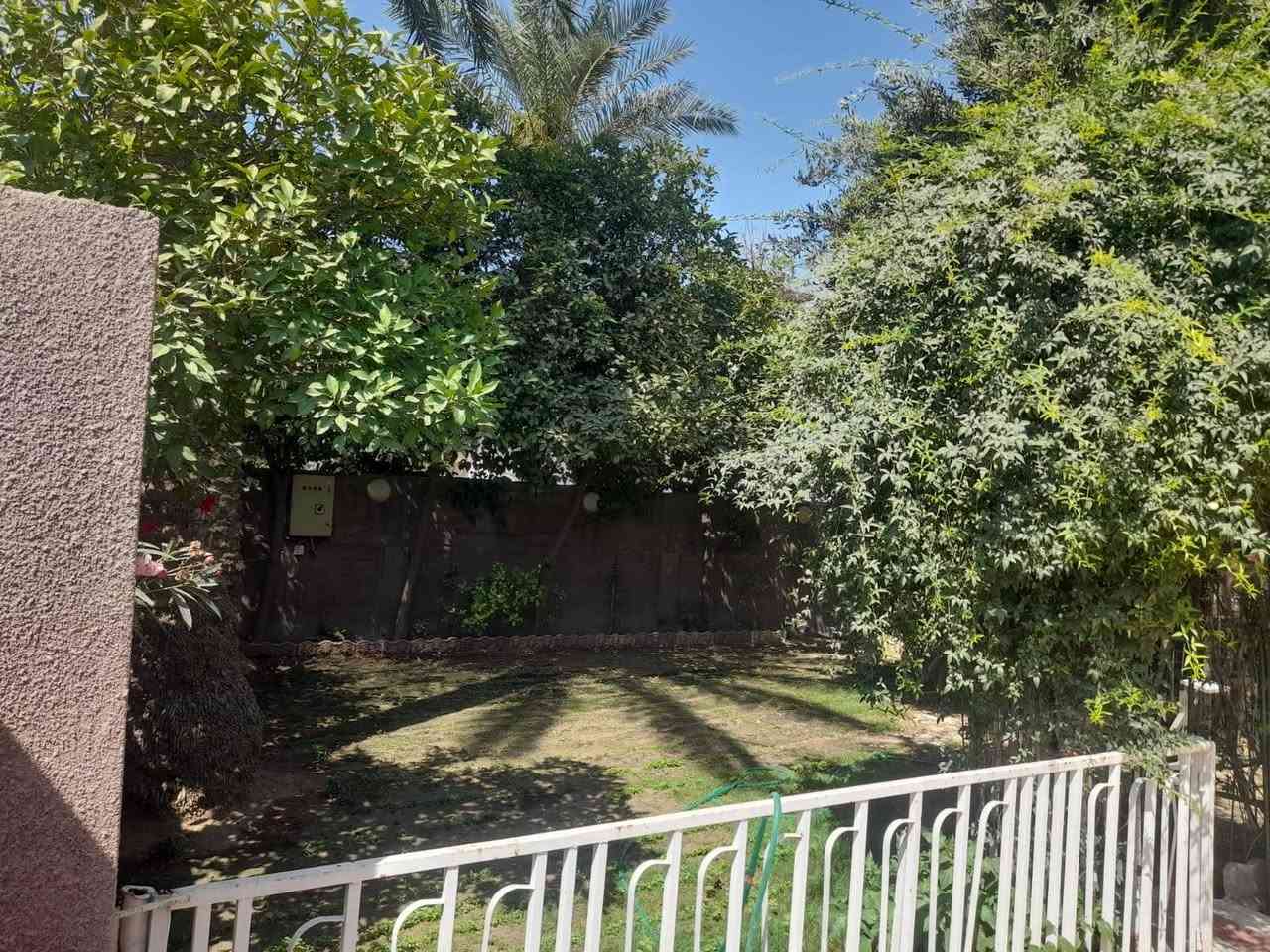 دار سكنية للبيع (كاملة أو مقطعة) في بغداد – أبو غريب.
الموقع: أبو غريب، منطقة الدور الحمر (موقع مميز على شارع بعرض 15 متر، متوفرة كافة الخدمات: مجاري، أسواق، ملاعب، ومدارس).
المساحة الإجمالية: 375 متر مربع (الواجهة: 15 متر، النزال: 25 متر).
خيارات البيع: تباع الدار كاملة، أو مجزأة حسب الطلب على شكل قطع بمساحة (125 متر مربع) للقطعة الواحدة او 250متر مربع).
نوع السند: طابو ملك صرف (من المالك مباشرة).
حالة البناء: جاهز للسكن الفوري، المطبخ كبير ومغلف بالسيراميك، ويحتوي على حدائق داخلية وخارجية (المجموع 4 حدائق)، وكراج يتسع لسيارتين.

تفاصيل وتقسيم الدار:

غرف نوم عدد 3.

هول داخلي + استقبال كبير .

مطبخ كبير سيراميك.

كراج سيارات (يتسع لسيارتين).
***********واتساب
