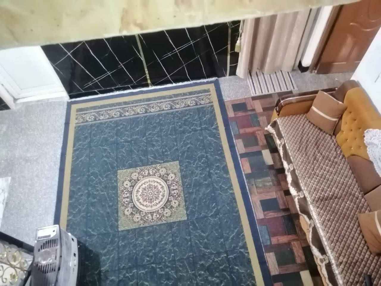 🔥 فرصة مميزة للبيع – موقع نادر  
زعفرانية  (أربع شوارع) 🔥
دار للبيع بموقع ممتاز جدًا أربع شوارع، تهوية وإضاءة طبيعية من كل الجهات 👍
📐 المساحة: 125 متر
🏠 البناء: طابقين مرتب وكامل
🔹 الطابق الأرضي:
استقبال واسع (3.75 × 6)
مطبخ عملي (2.5 × 5)
هول جلوس مريح بوسط الدار (4 × 5)
غرفة نوم (4 × 5)
ستور (مخزن)
تواليت + حمام منفصل
🔹 الطابق الأول:
غرفة نوم (4 × 5)
غرفة كبيرة (5 × 6)
غرفة بسويت (حمام + تواليت خاص)
🔹 السطح:
شتايكر مرتب
مخزن (4 × 5)
✨ الدار مناسبة للسكن العائلي وموقعها مميز جدًا بسبب كونها أربع شوارع (خصوصية + تهوية + سهولة وصول)
📞 للاستفسار والتواصل:
***********
🏢 مكتب الفرقان للوساطة العقارية
نستقبل عروضكم وطلباتكم (بيع – شراء – إيجار)
#زعفرانية
#طابو_صرف
#عقارات_زعفرانية
#عقارت_بغداد
