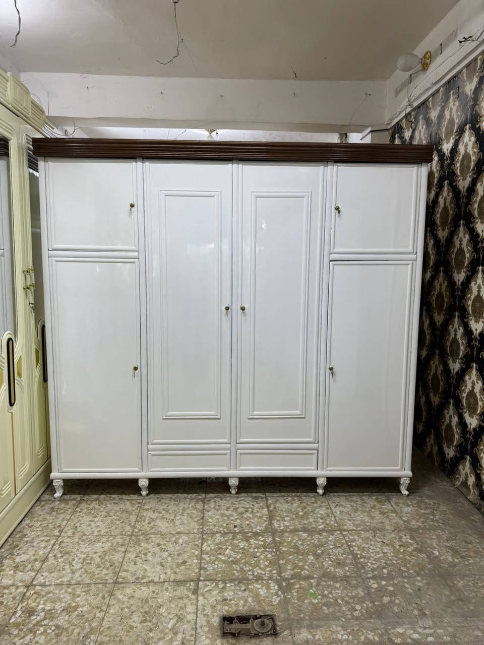 كنتور اربع ابواب تصميم تركي شغل عراقي
لون ابيض مطعم بجوزي ديلوكس 

الخارج ام دي اف ٩ ملم 

الداخل صاج طبيعي ٤ ملم 

الظهر فتح وشد براغي 

القاعدة بلوك صاج ١٤ ملم 

النرمادة شريطية على طول الباب 

الارتفاع ٢٢٠ سم 

الطول ٢٤٠ سم 

العمق ٥٥ سم

السعر ٤٥٠ الف

***********
