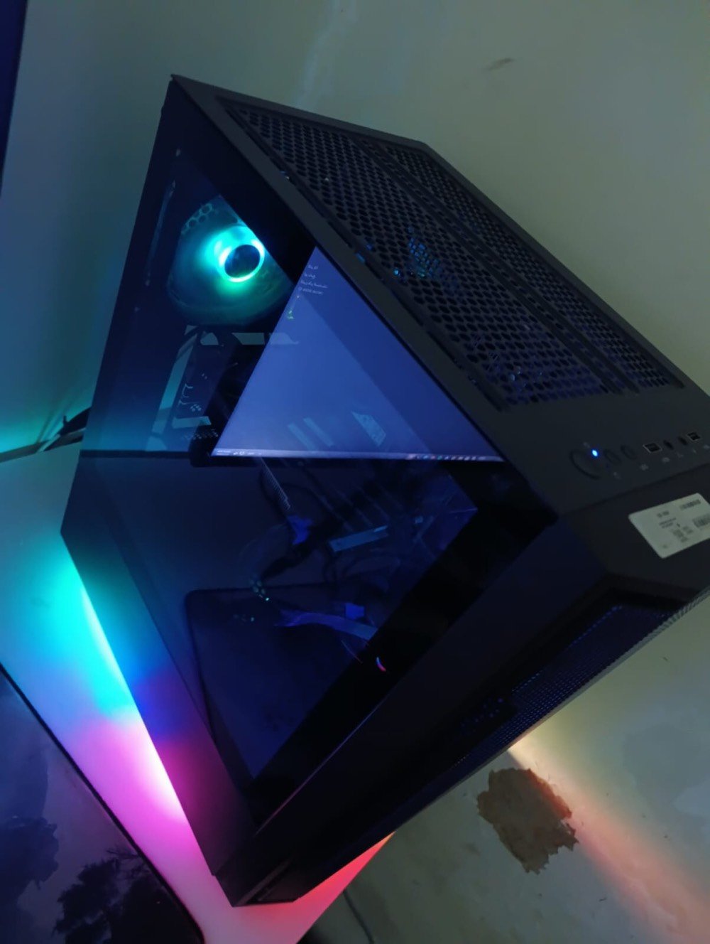 معالج Ryzen 5 4650g pro 
بورد b450
كرت شاشة 1660s 6gb
رامات 16 3200
تخزين m.2 512
بور سبلاي 700w
كيس اربع فانات RGB وفيه تحت هم RGB 