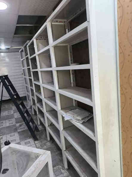 السلام عليكم 
ميز زجاج+ارفوف درجه اولى 
للبيع 
استفسار اتصل على الرقم ‏‪***********‬‏
