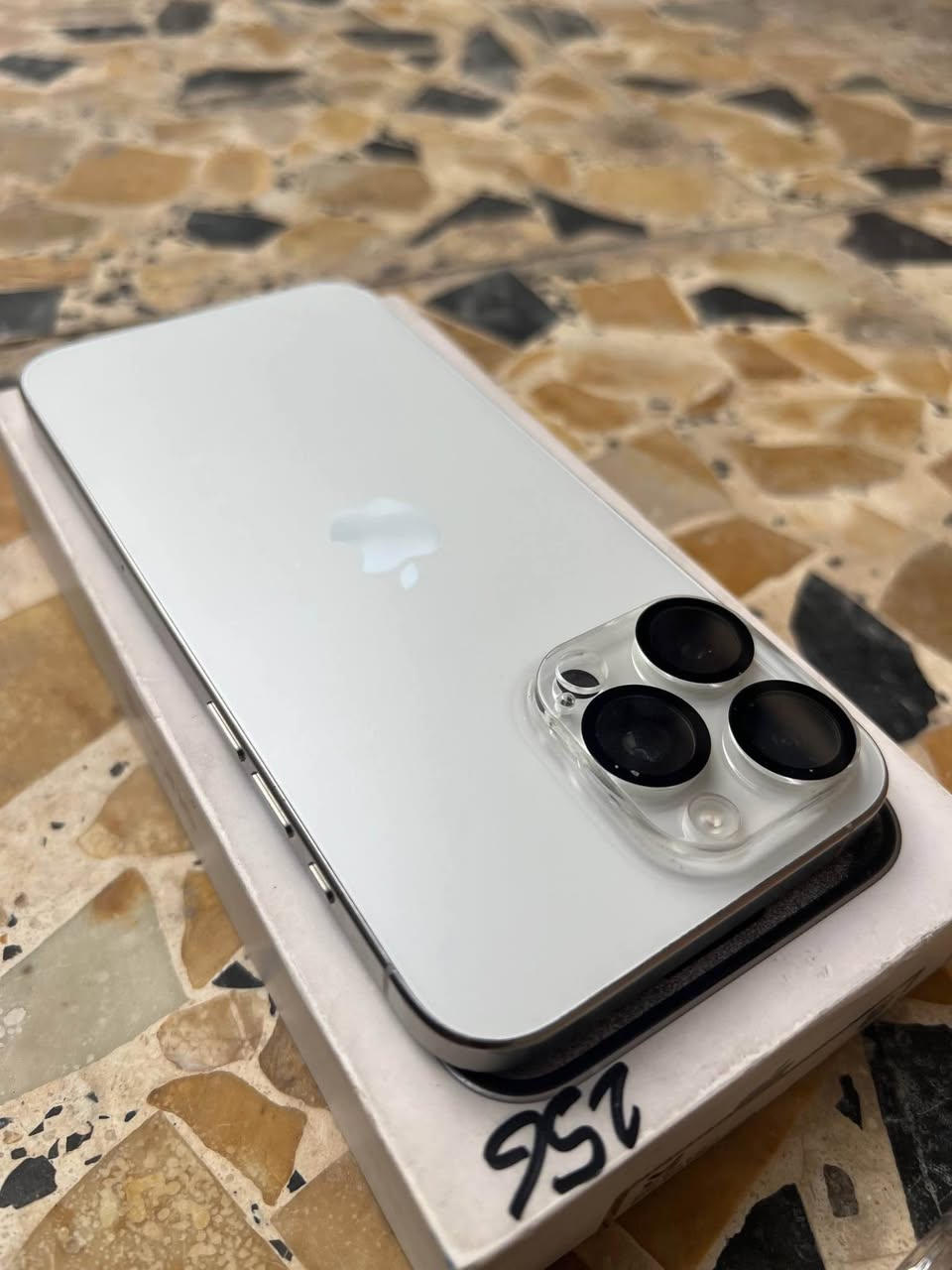 آيفون 15 برو ماكس ذاكره 256 نضافه 90% مبدل شاشه فقط باقي مكفول شرق اوسط AA بطاريه 84 السعر 750 مكاني كربلاء *********** كربلاء, العراق
