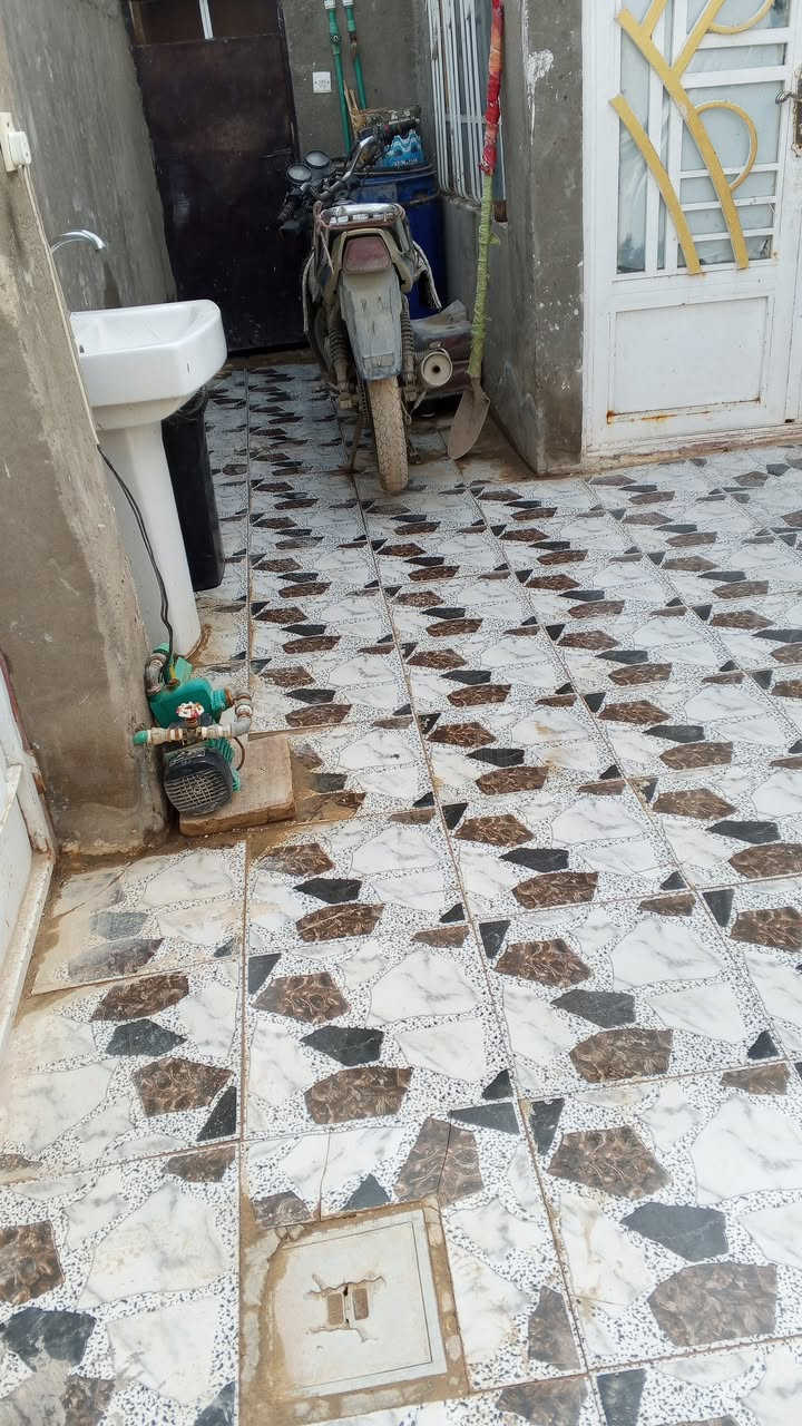 سلام عليكم بيت 100 متر للبيع كربلا  ناحيه الحر منطقه السواده حي السجاد بيت عكاده بي استقبال وصاله ومطبخ و غرفه وصحيات داخليه و خارجيه السعر 50 وبي مجال ***********  اسيا ***********
